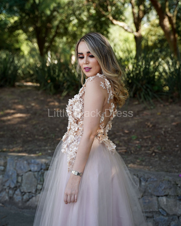 Vestido de novia bordado color perla con transparencias