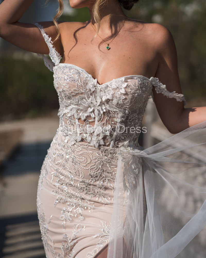 Vestido de novia bordado con cauda desmontable