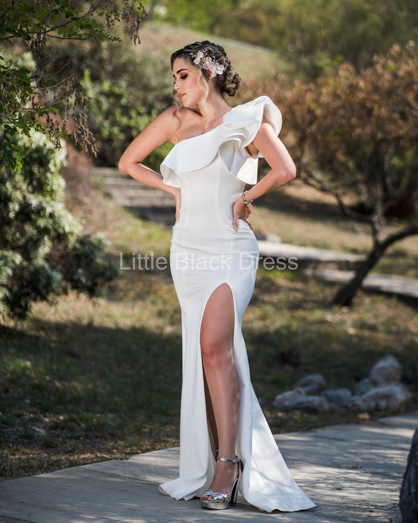 Vestido de novia con ruffles y abertura en pierna