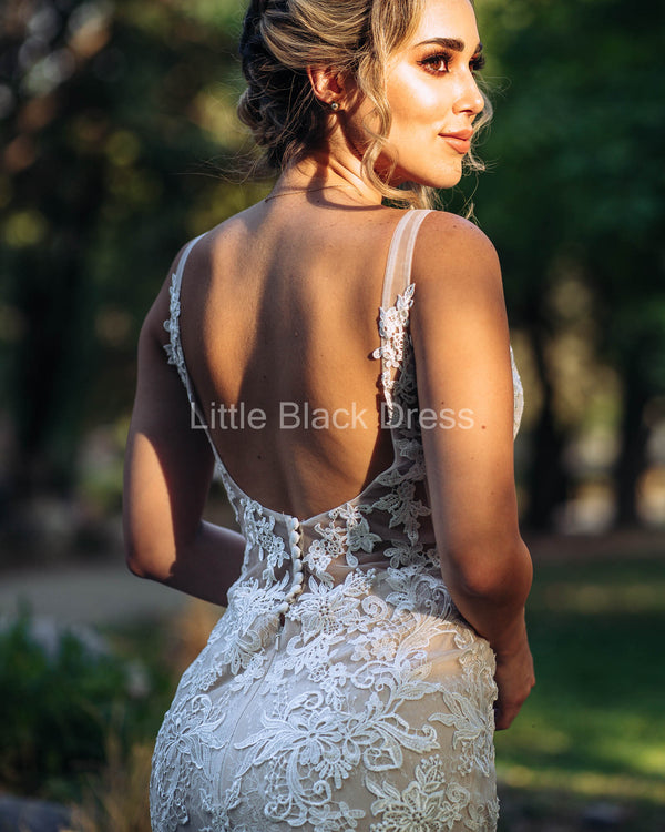 Vestido de novia bordado con cauda y escote en espalda